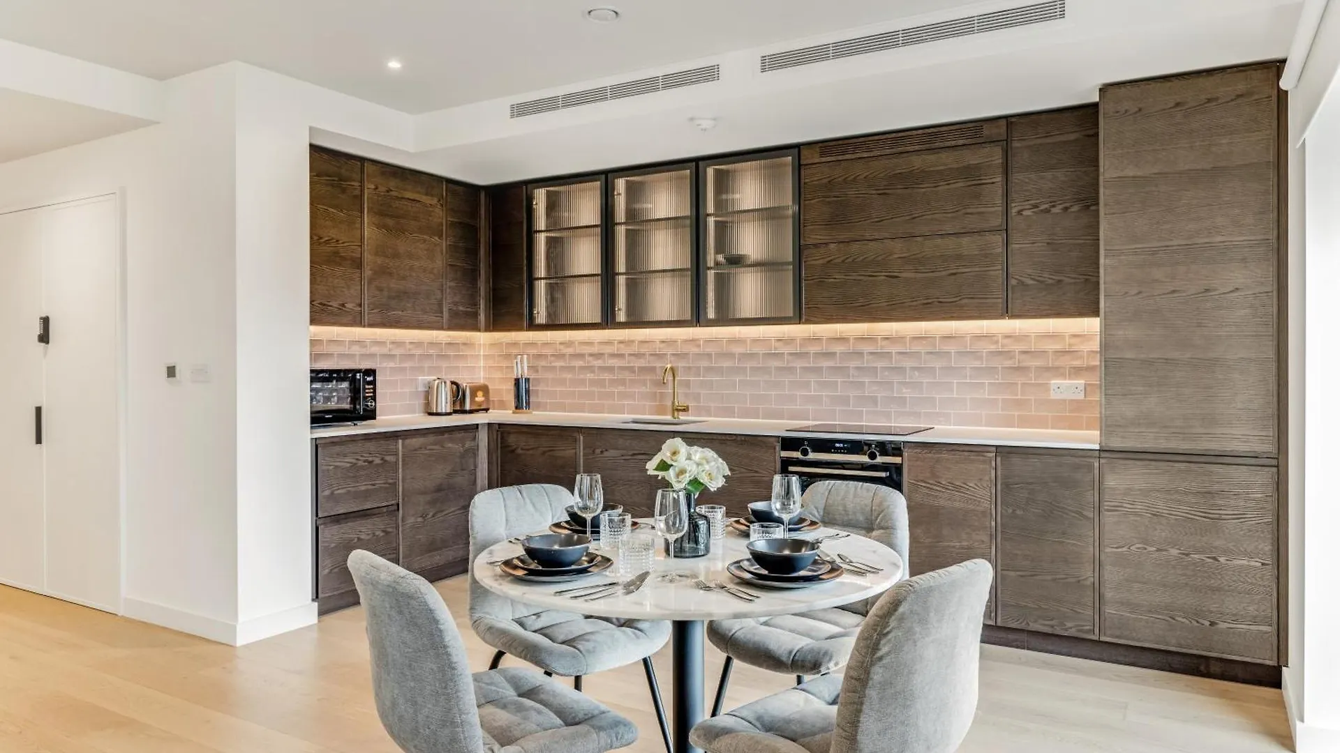 Khayat Homes - The Great Escape - 3 Bed Luxury Apt London 0*,  Storbritannien